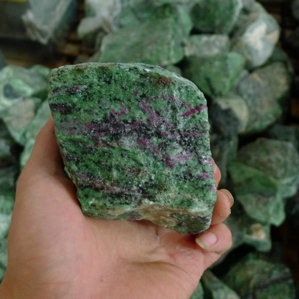 天然水晶红绿宝原石 工艺品原料 手镯料 珠料 大量批发原矿绿帘石