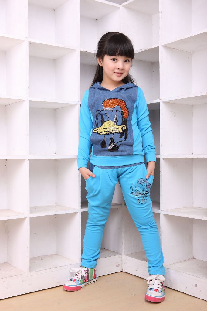 【幻彩衣心湖州织里秋冬季韩版款运动女儿童唐老鸭长袖