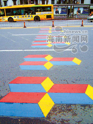 三维彩色立体减速带,无障碍过街斑马线等人性化的交通安全标志在海口