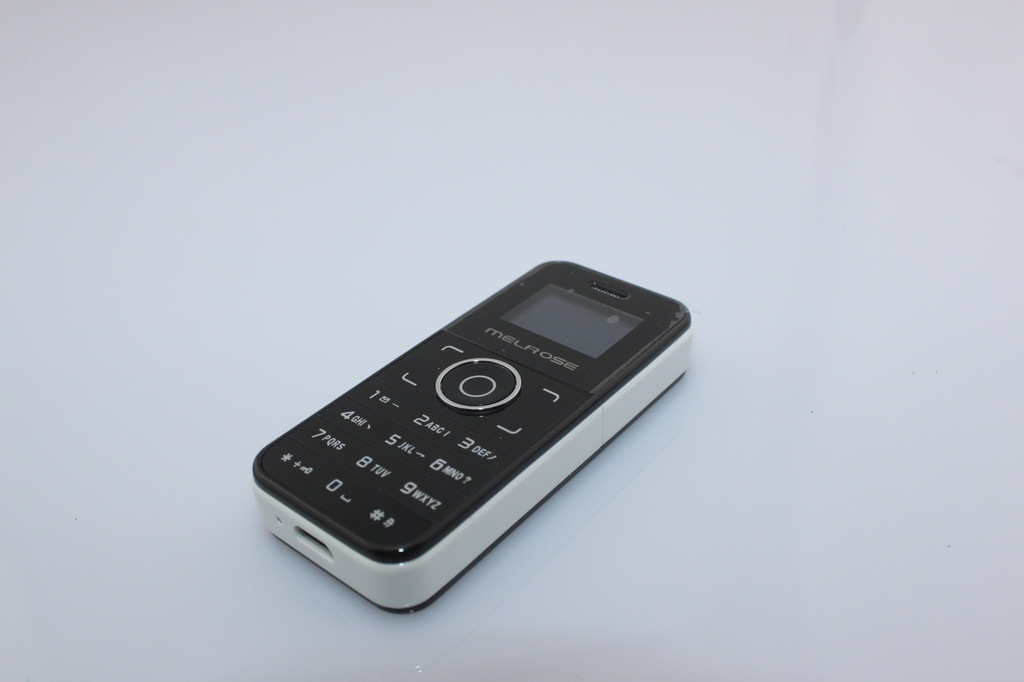 批发全球最小袖珍mini手机 终结者2 mp3手机 qq