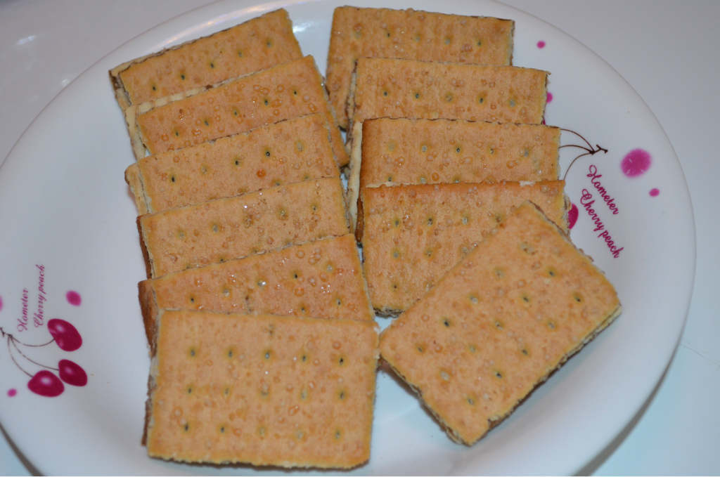 饼干类-嘉伦饼干 下午茶零食 果维纤层酥皮夹心饼干 牛奶味/草莓味120