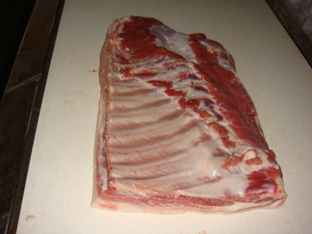 我公司生产冻猪带皮中方肉规格25公斤箱装,需要请联系