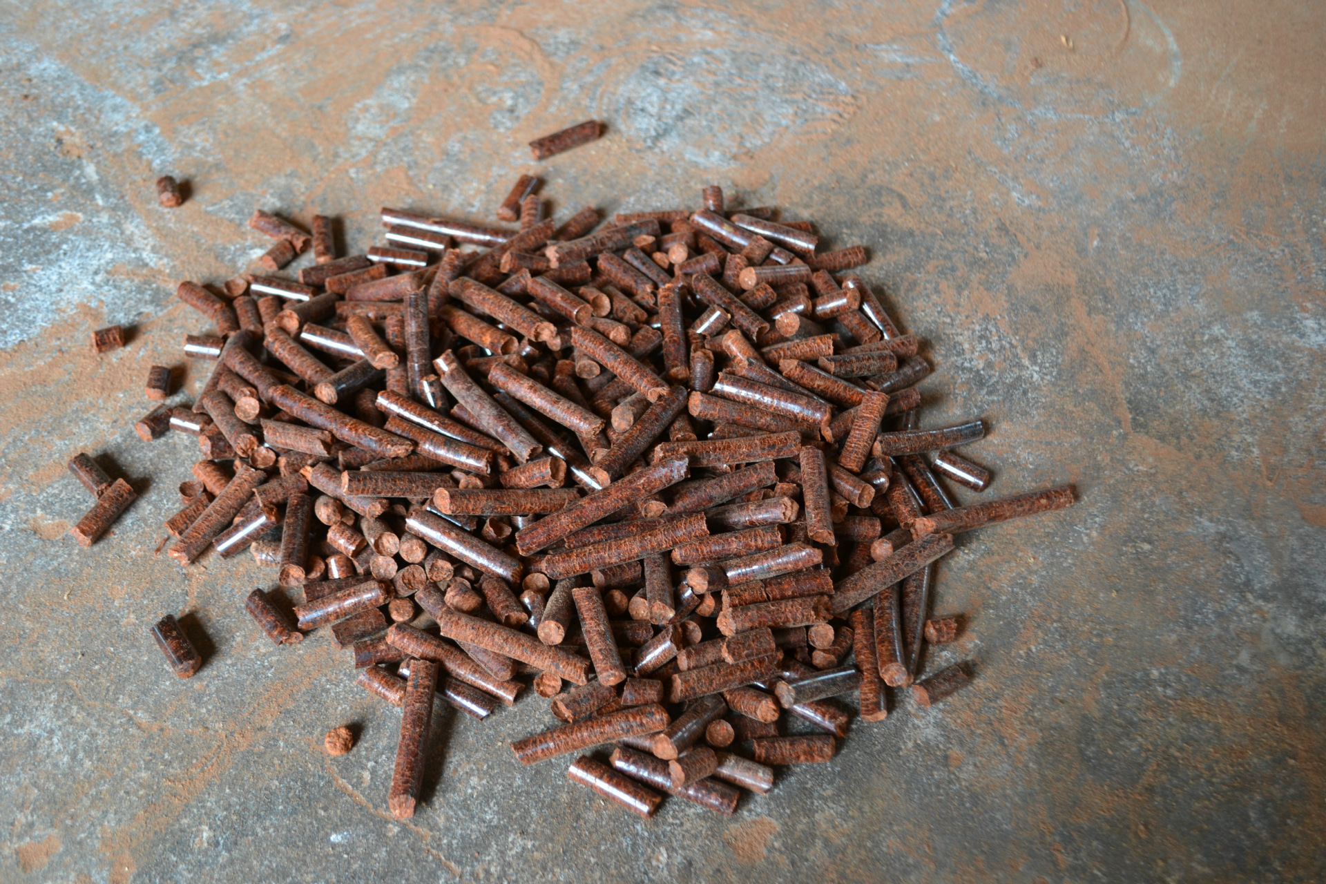 我们公司通过收购这类进口红木做完家具等余下的木渣边角料,来制作