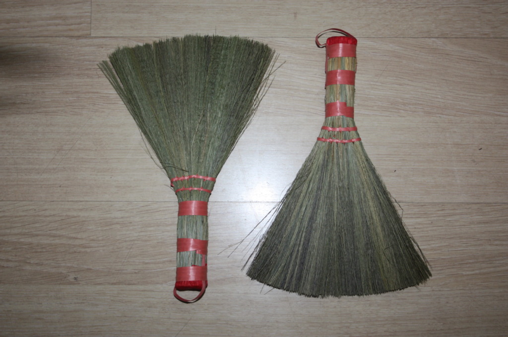 广西厂家低价供应纯手工编织小芒花扫帚优质a级环保芒花扫把