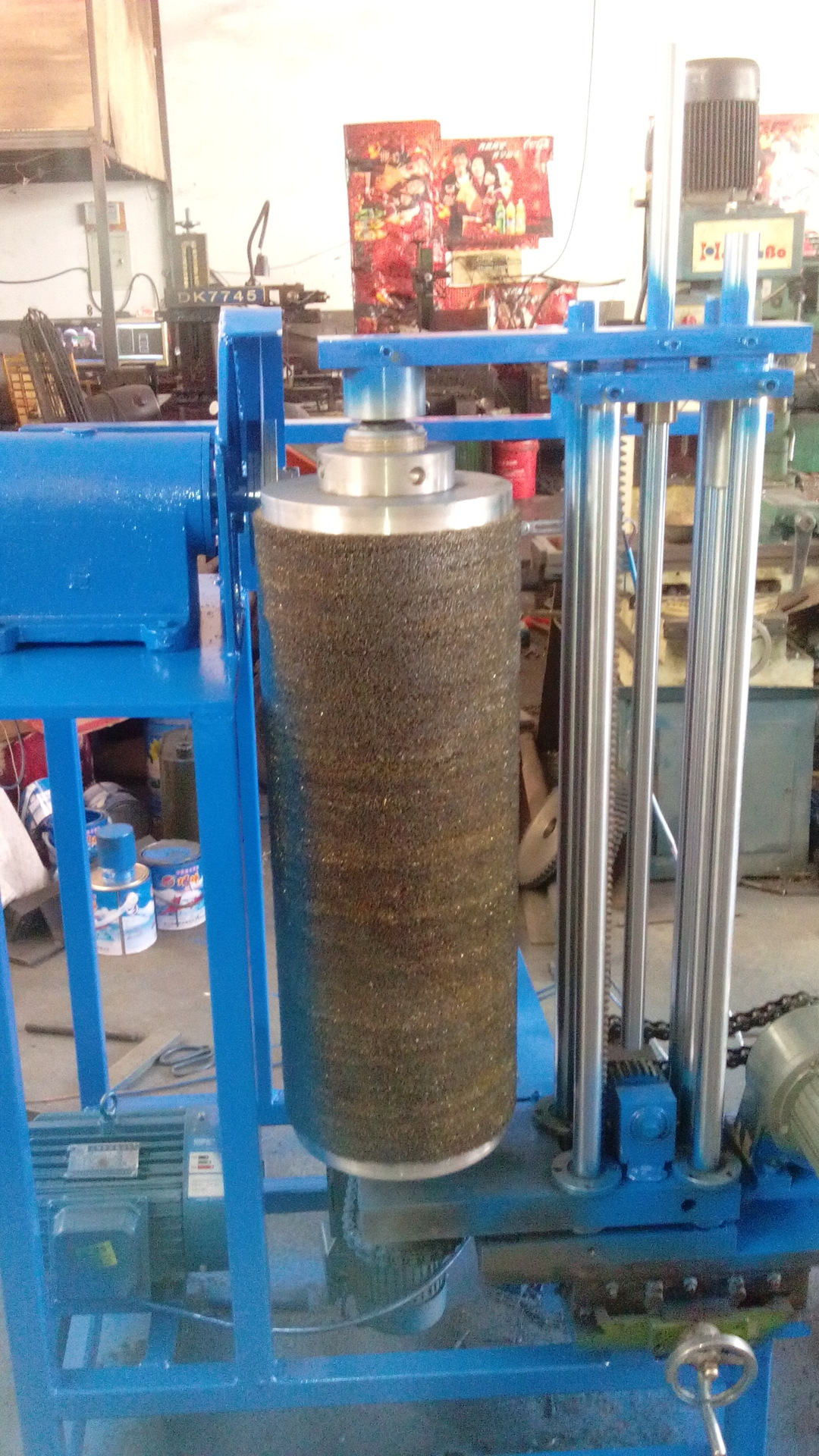 本人专业生产磨具磨料专业设备,以安全生产,信誉第一为本,该款钢丝轮