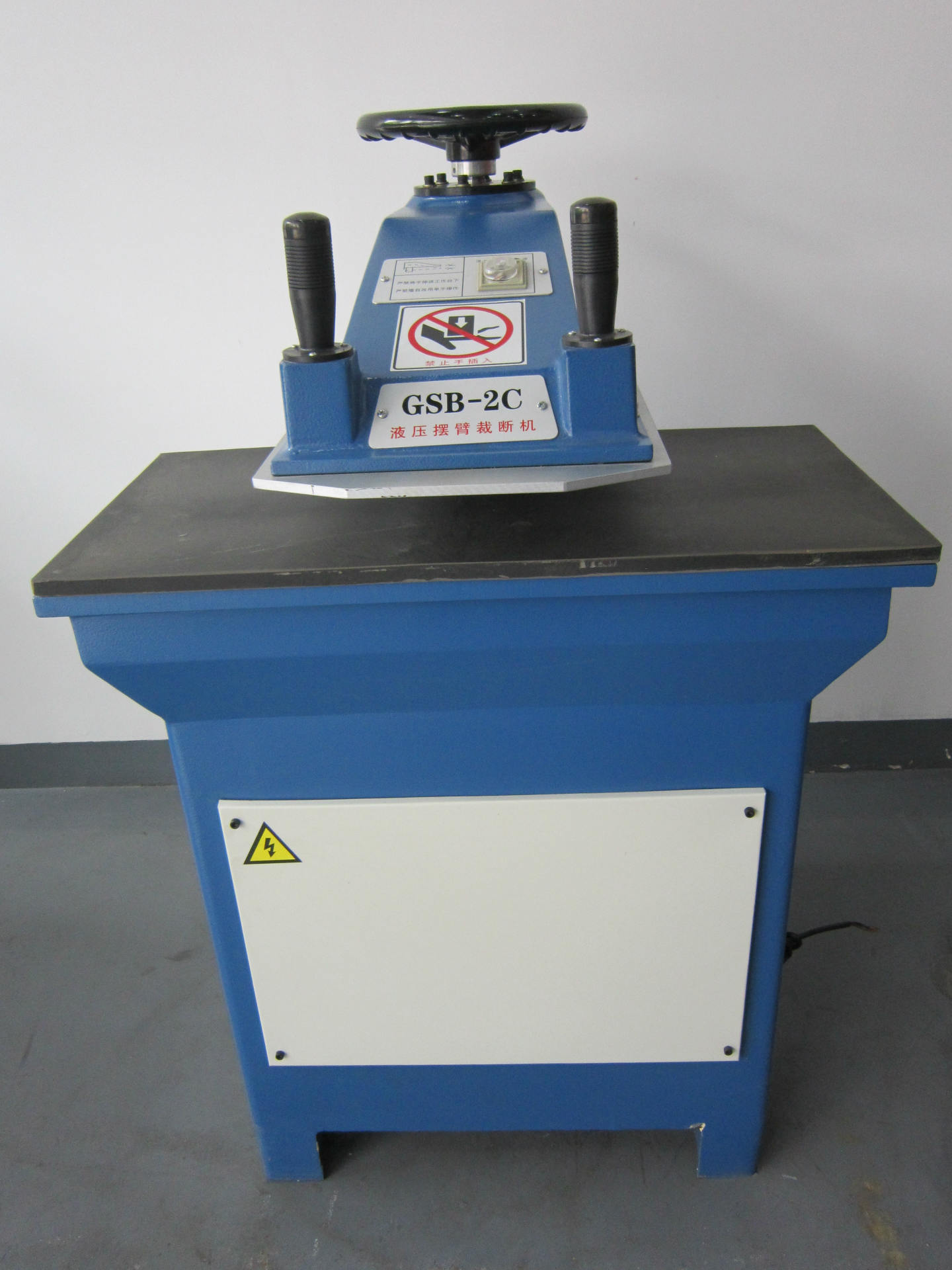 供应摇臂裁断机 ,皮革冲床,模压机,小吨位裁断机 摆臂裁断机