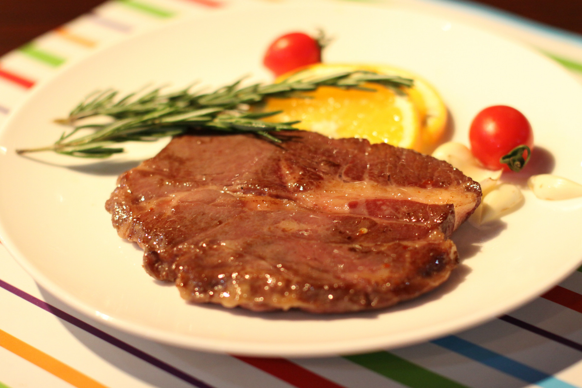 供应沙朗牛排,精包产品,规格统一,家庭食用,也欢迎餐厅订制