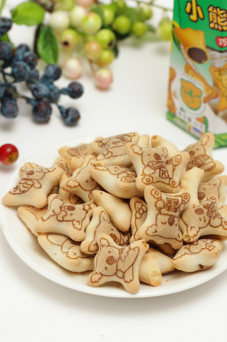 lotte乐天小熊饼 可爱熊仔饼 夹心饼干49g 草莓巧克力饼 儿童饼干图片