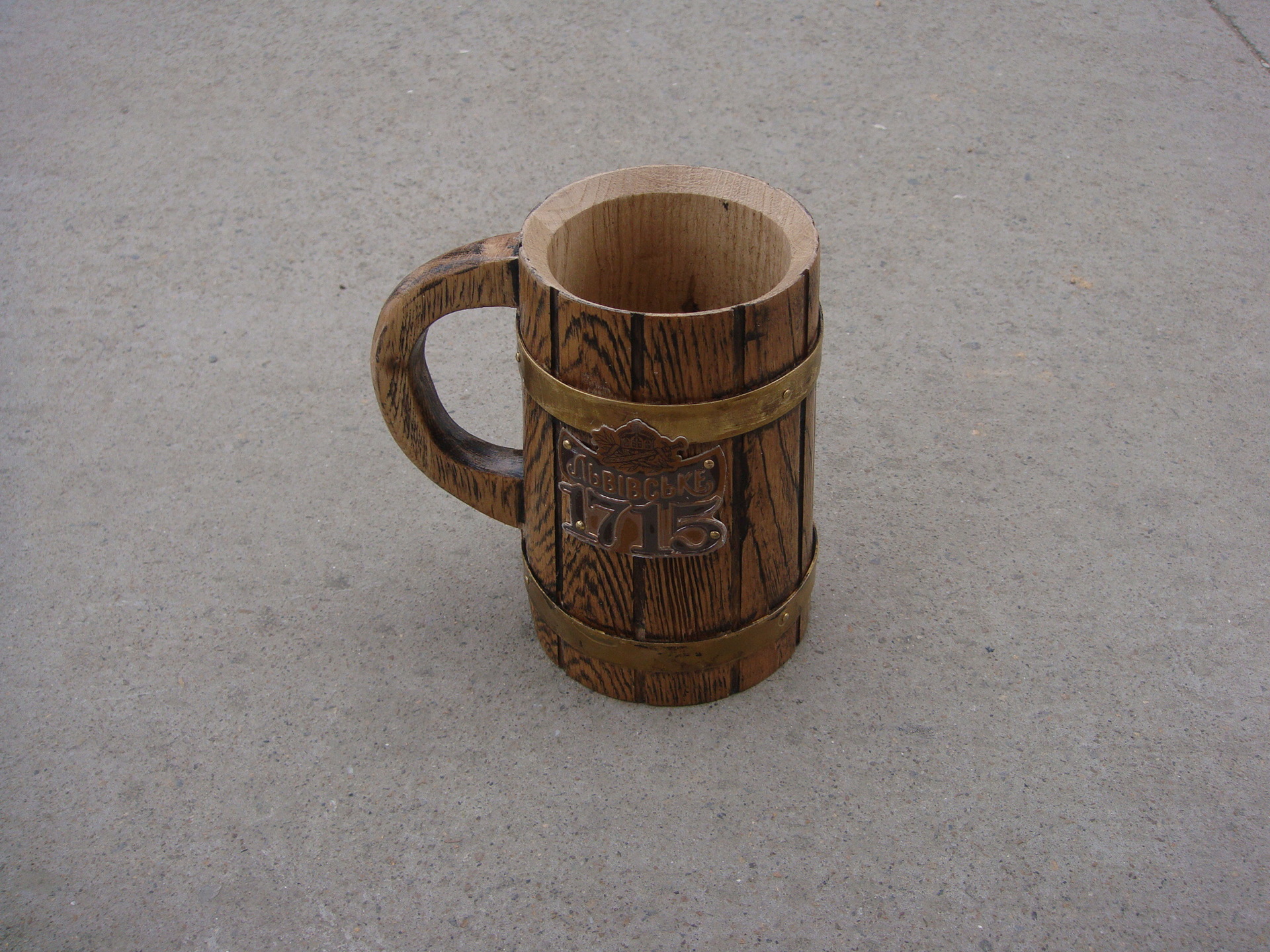 本公司专业生产橡木桶,啤酒桶,酒杯,是国内唯一一家,本公司以质量求第