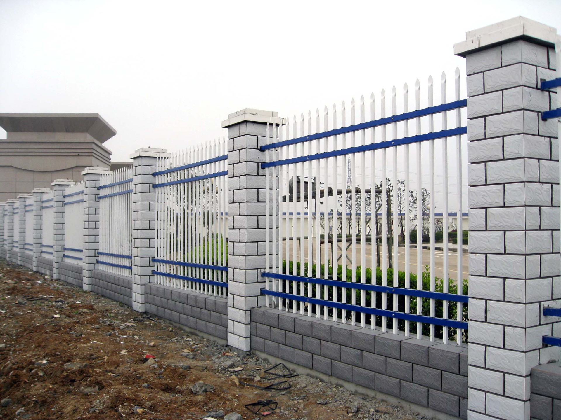 护栏/围栏/栏杆 锌钢护栏加工是套料法 隔离护栏网 围墙栏杆的特点