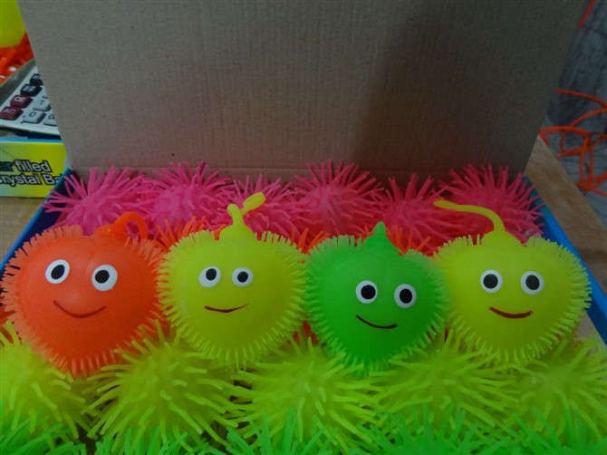 七彩闪光毛毛球 笑脸闪光毛毛球 发泄发光毛毛球 毛毛球批发