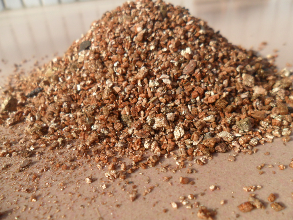 供应建筑保温金黄色蛭石防火耐火蛭石粉大颗粒蛭石多肉蛭石