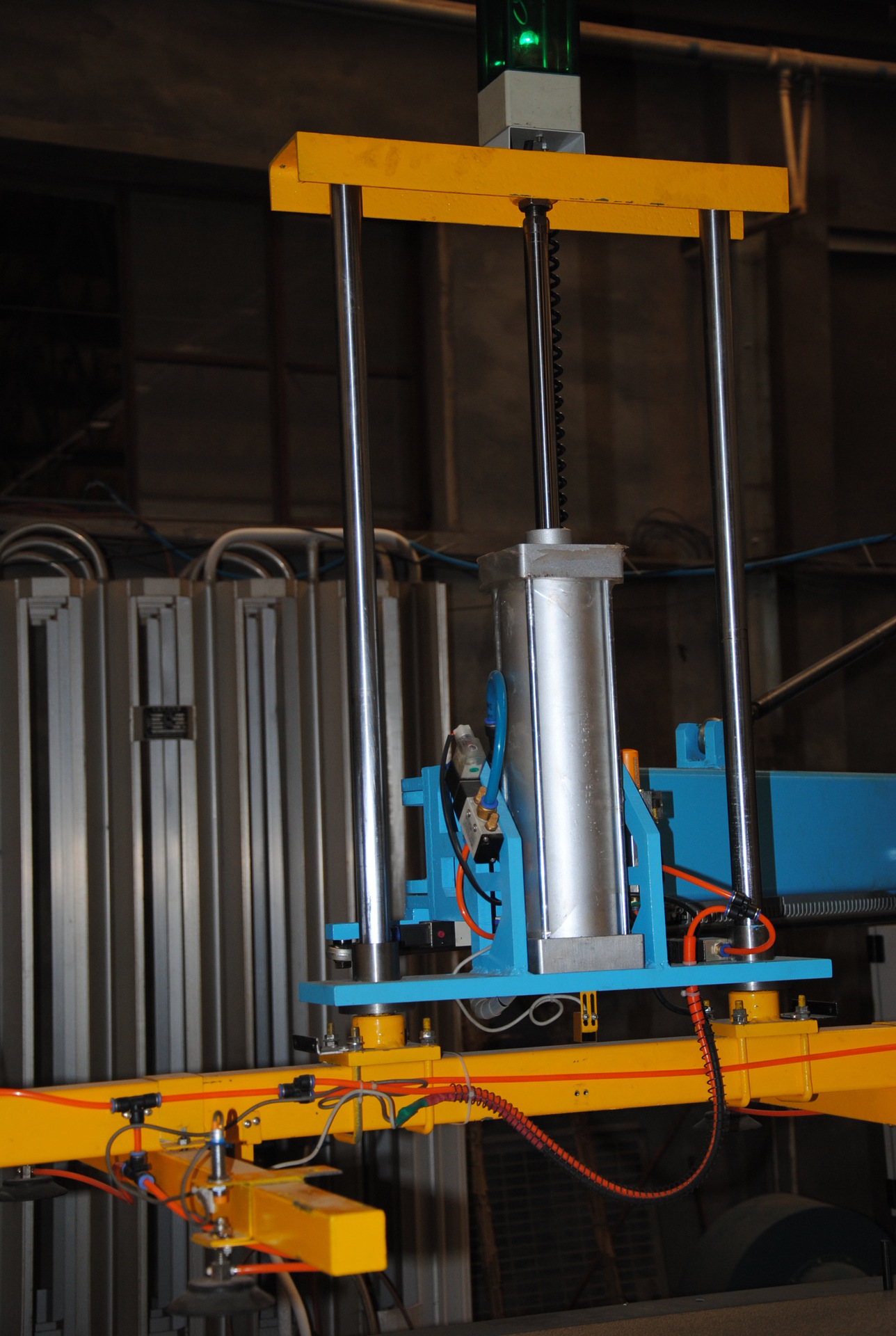 国内首家专业生产销售吸盘真空式自动上料机