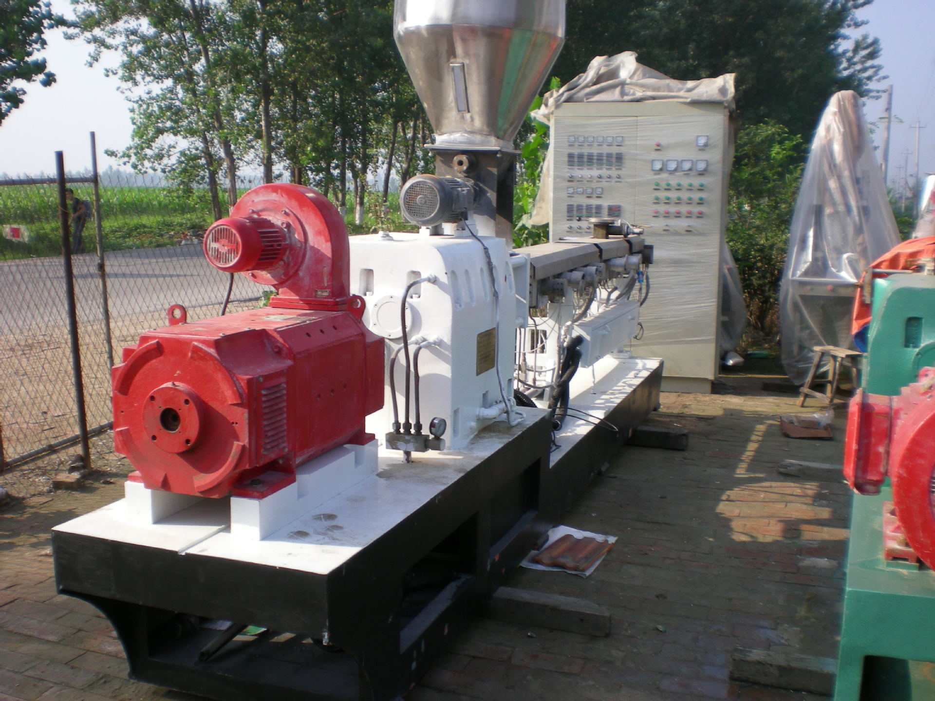 现有南京品牌二手平行双螺杆挤出造粒机多台:60mm2台,水槽,切粒机都有