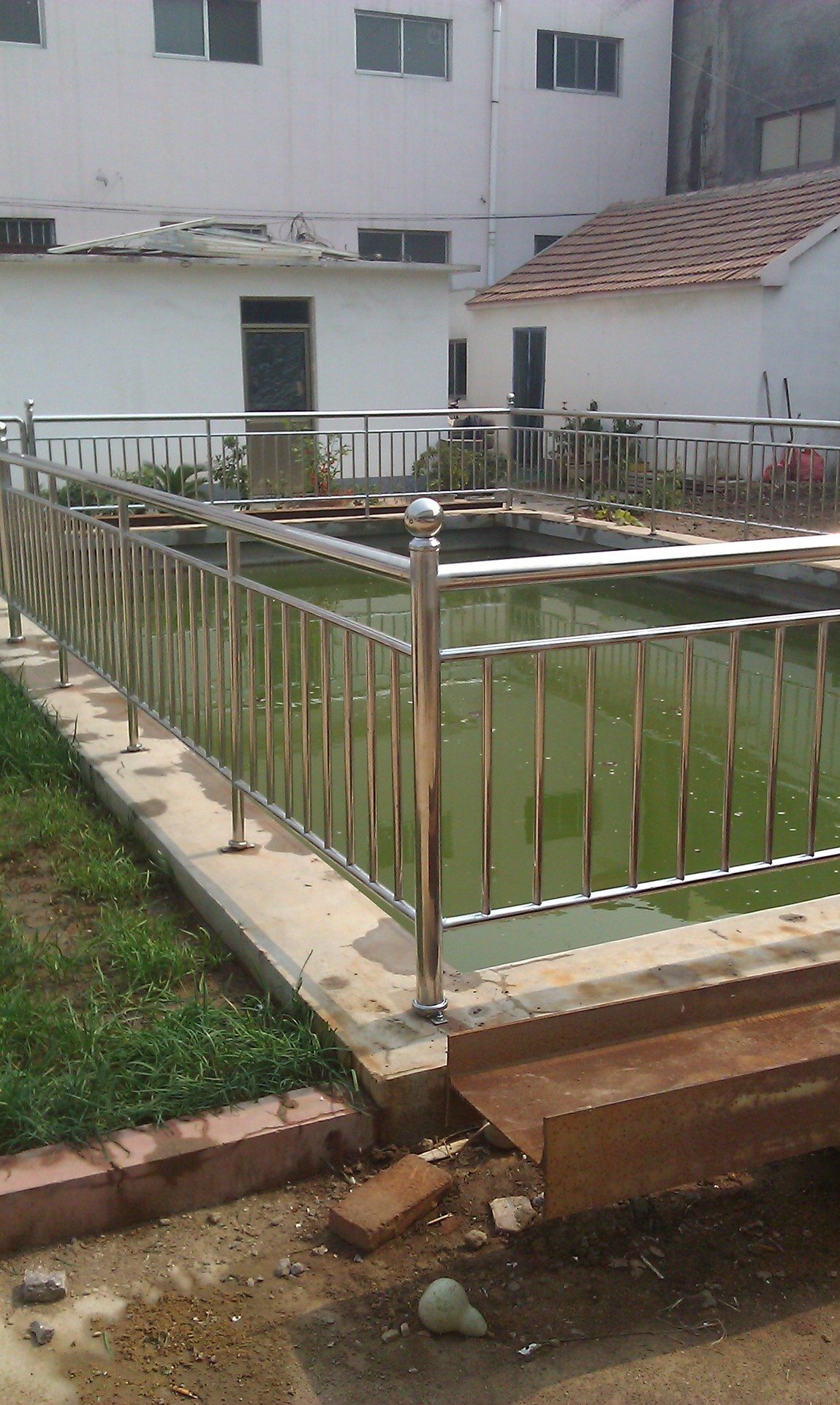 这是咱的养鱼池今天安装上了防护栏!