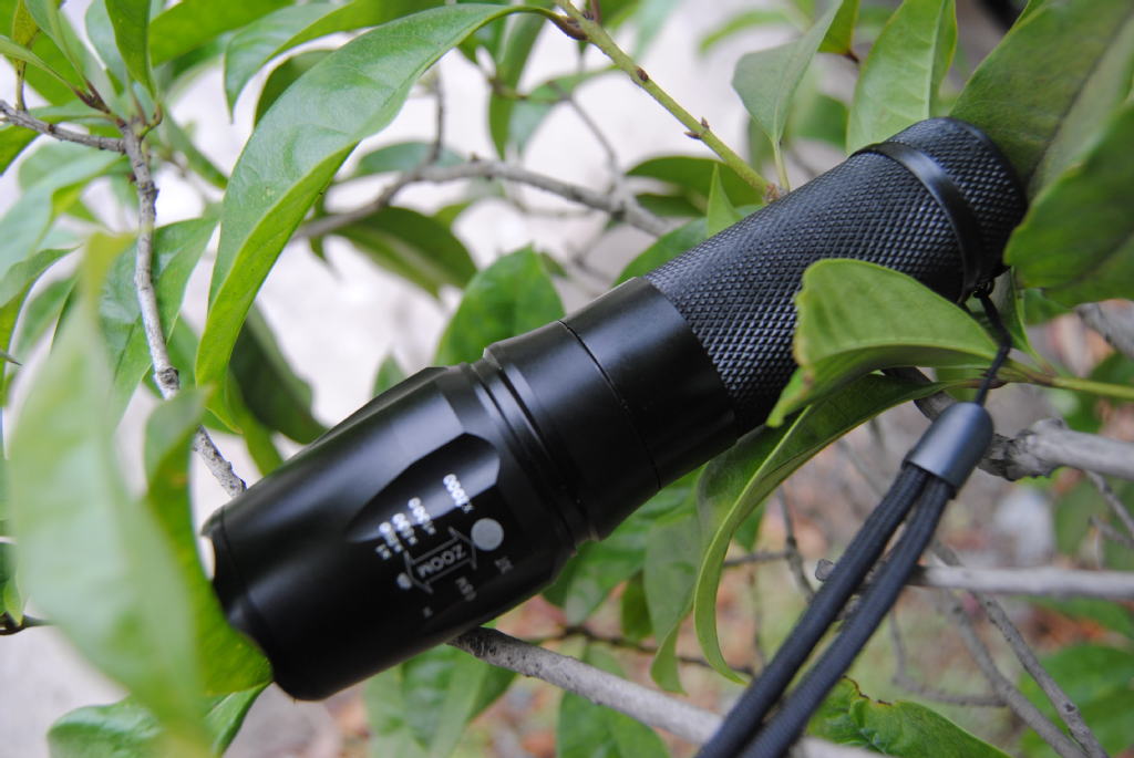 最新款cree xml t6 led 强光手电筒头部伸缩调焦 5档 可充电