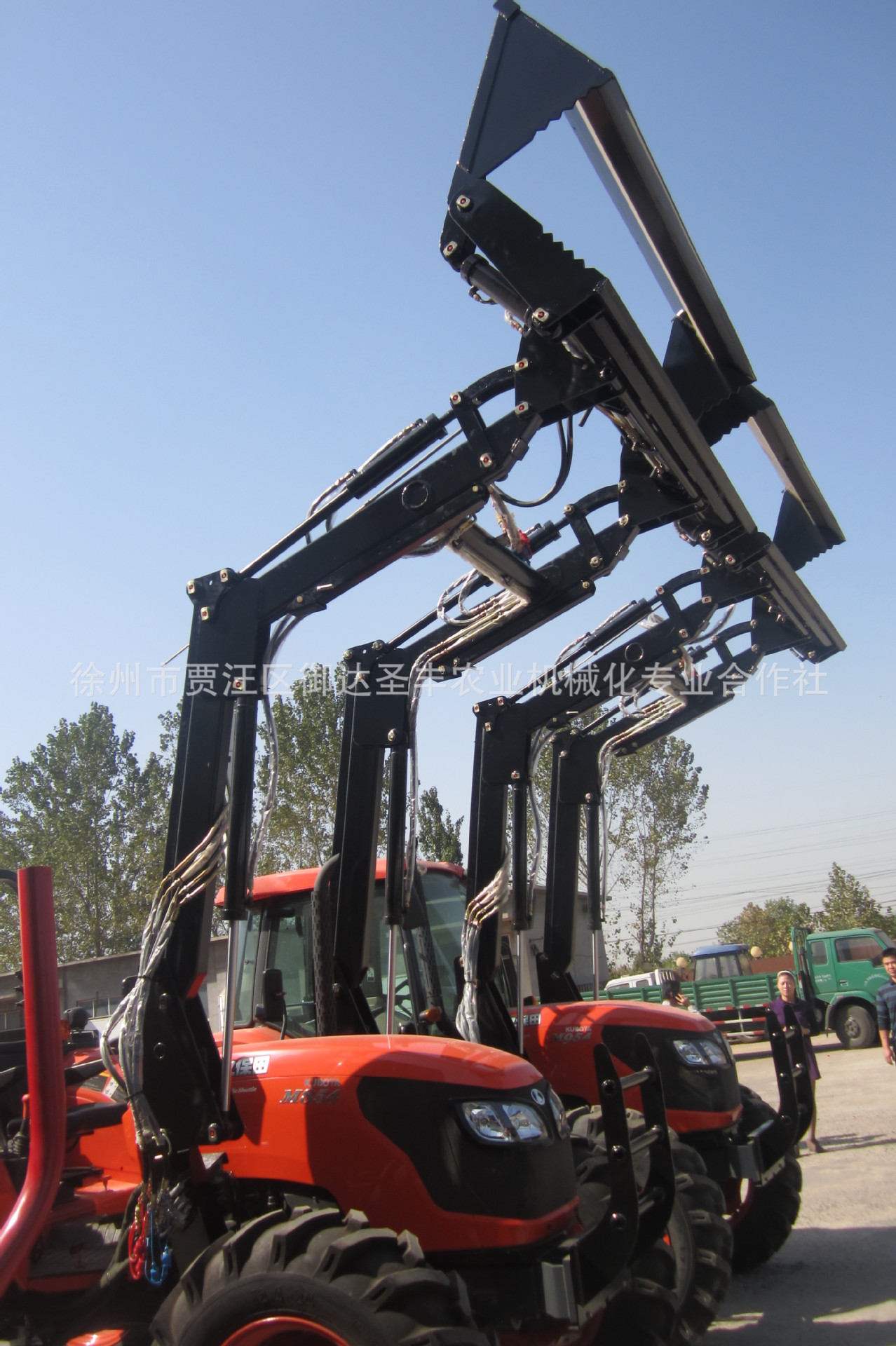 久保田拖拉机前面加铲子后面加挖斗图片_8