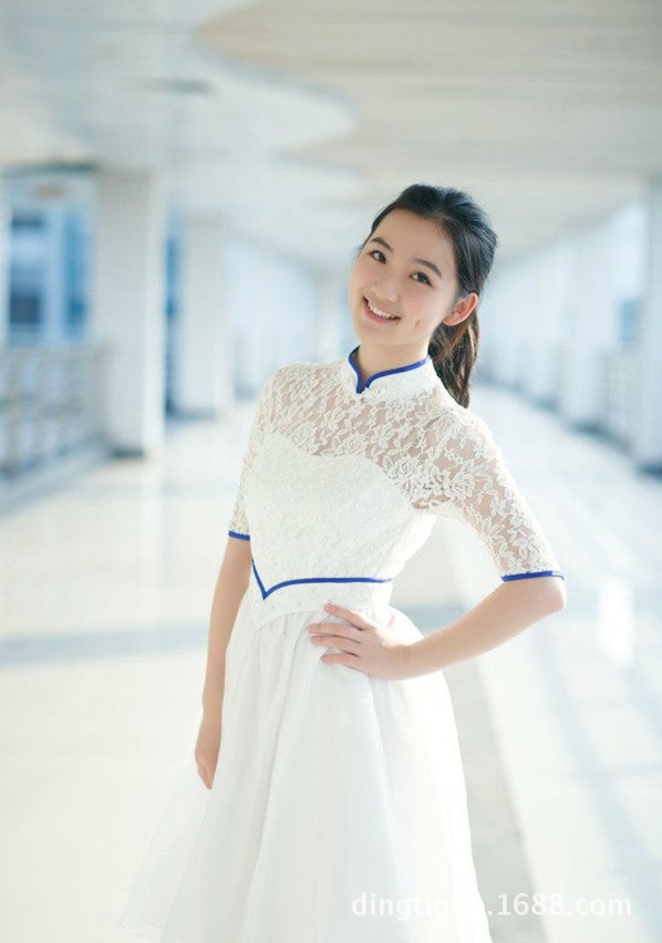 最近,浙江大学礼仪队一张照片在微博上转得很火,10位女生穿着白色镶蓝