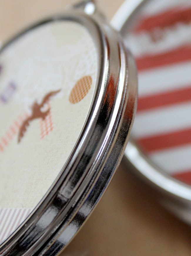 批发502圆形铁镜 化妆用具 创意化妆镜子 折叠镜 卡通双面镜