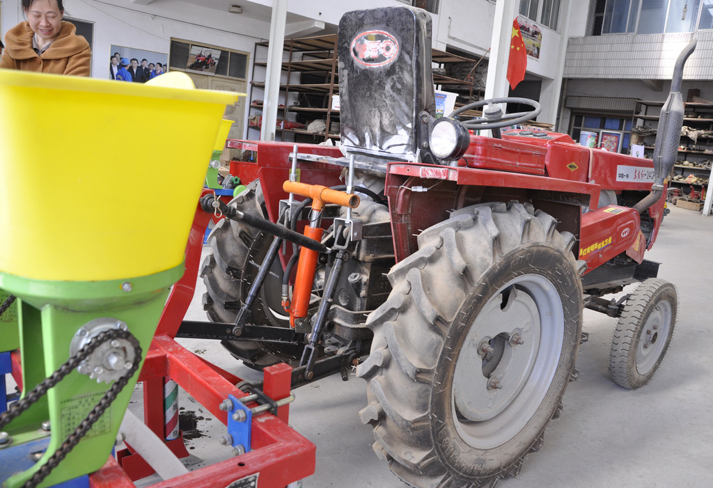 新型农用拖拉机液压升降器