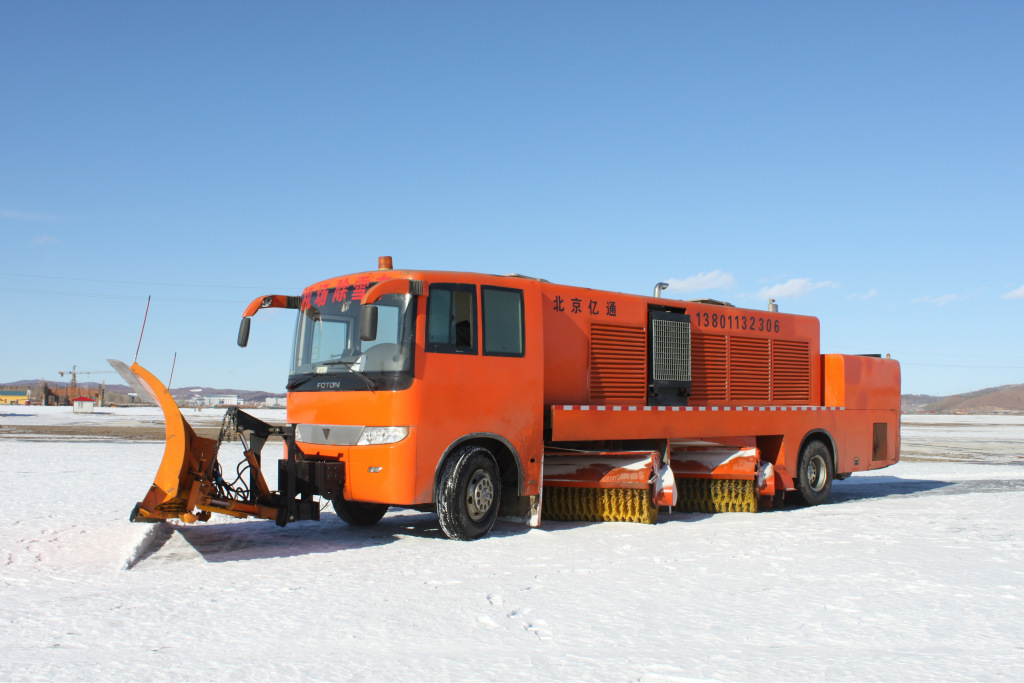 直銷鏟雪車 機場雙滾刷除雪車 除冰雪高手 質量保證