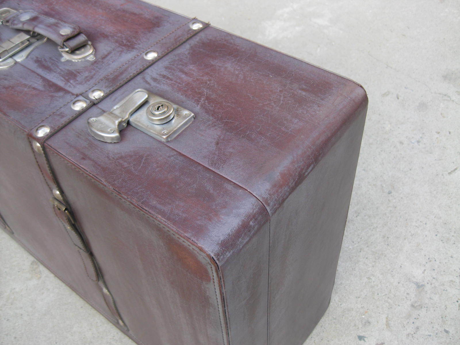 供应欧式仿古做旧手提箱,破旧老皮箱,适合于家居或商场装饰