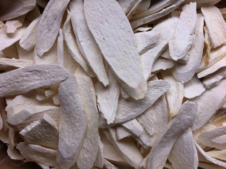 闷透,用硫磺熏后,切齐两端,用木板搓成圆柱状,晒干,打光,习称"光山药"