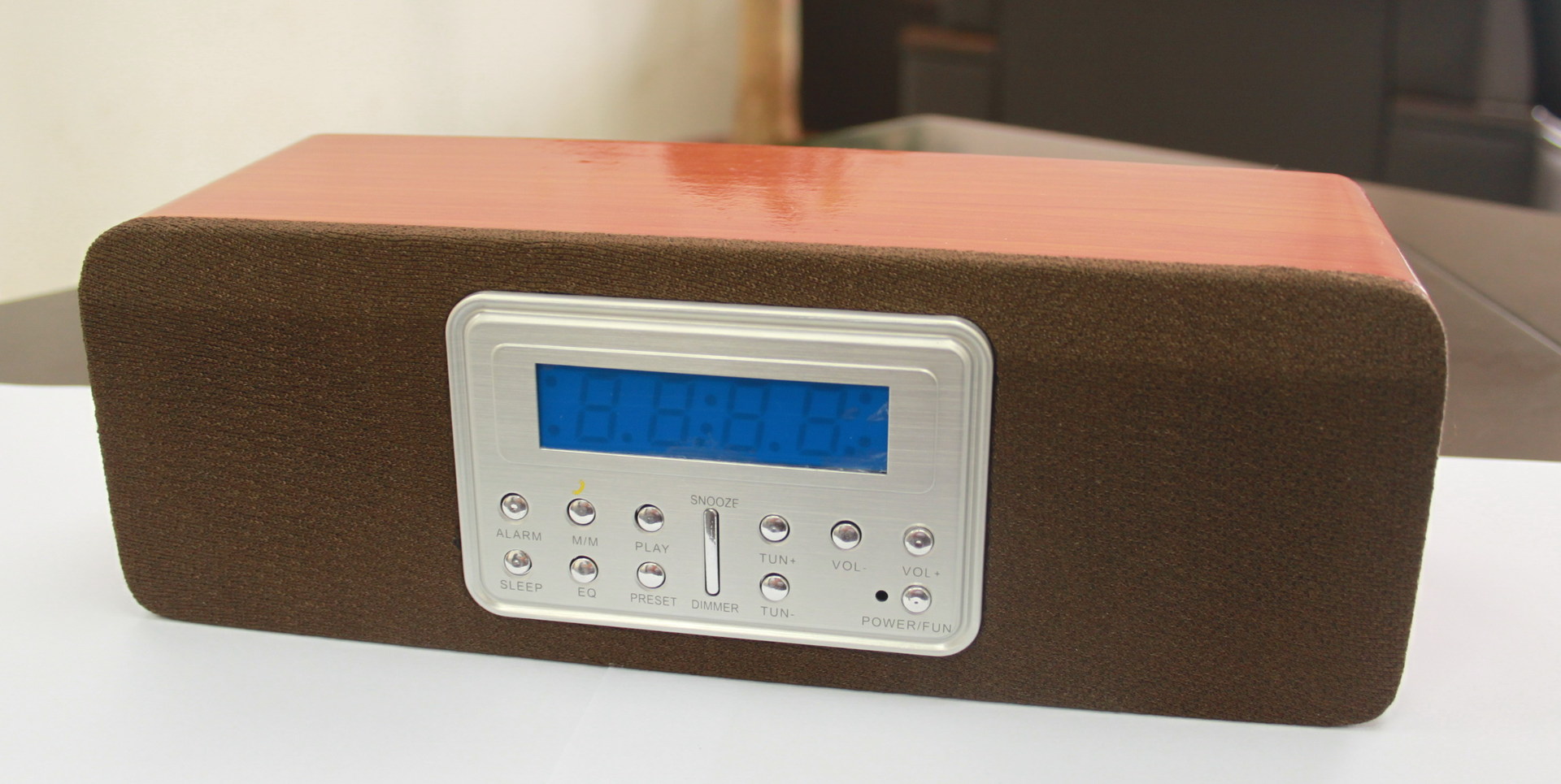 2,snooze贪睡功能:间隔5分钟响一次,共3次.    3,有mute功能.