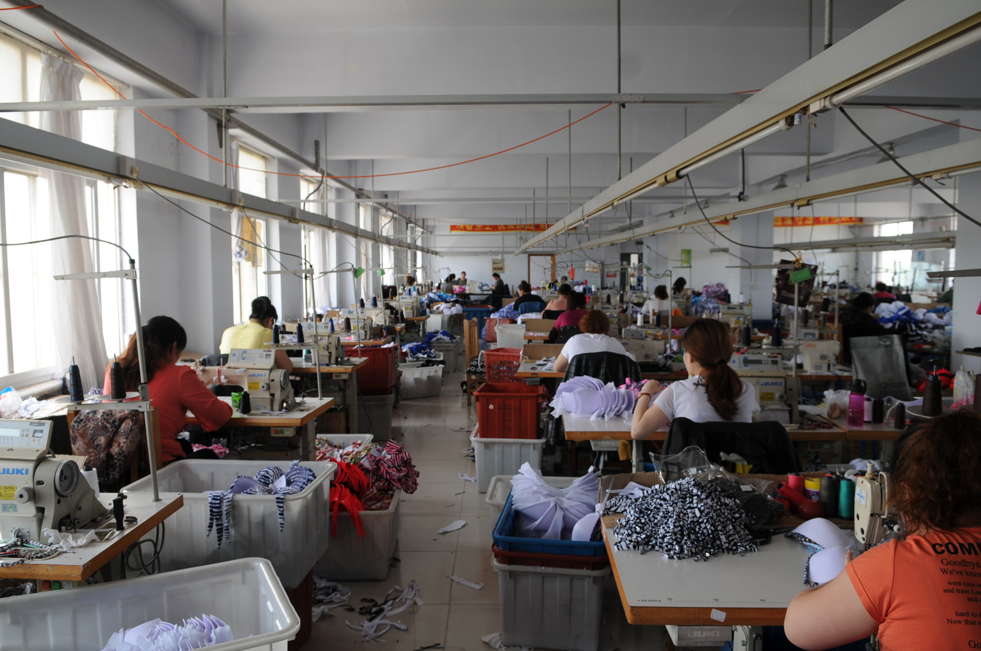 淘工厂国际品牌泳衣代加工生产线