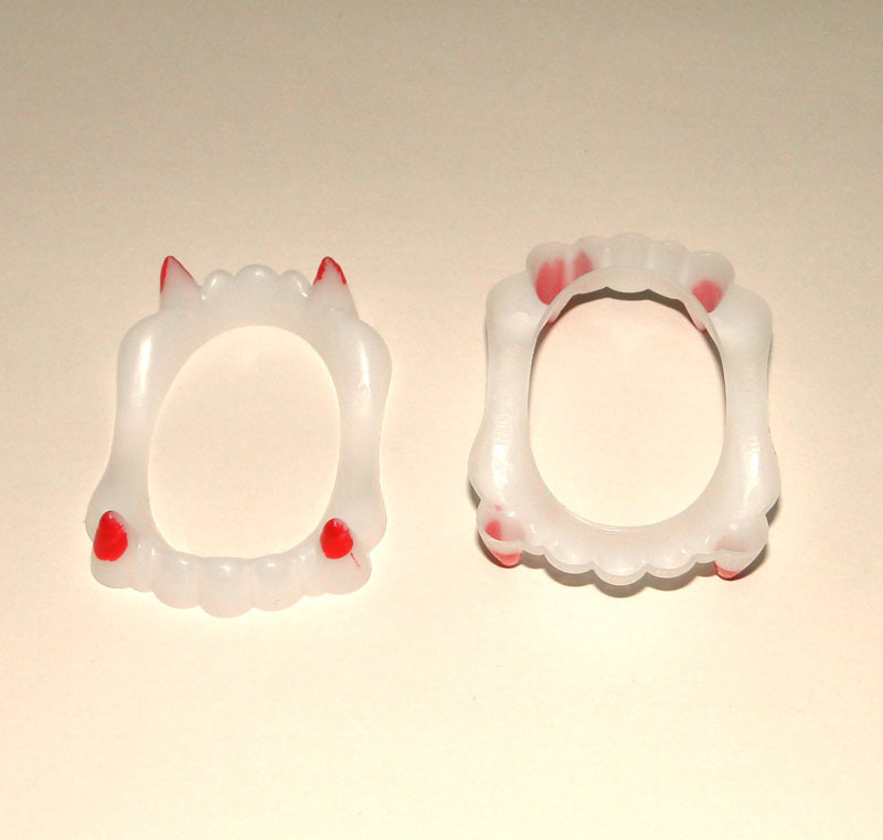 pp塑料万圣节牙齿 鬼节恐怖玩具牙齿 1.9g 6.5*4.5*1.6cm