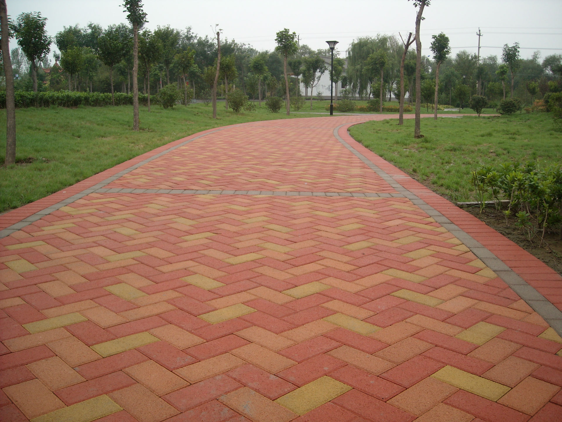 路面彩砖 建菱砖 荷兰砖 透水砖 马路砖 绿化用砖 烧结砖