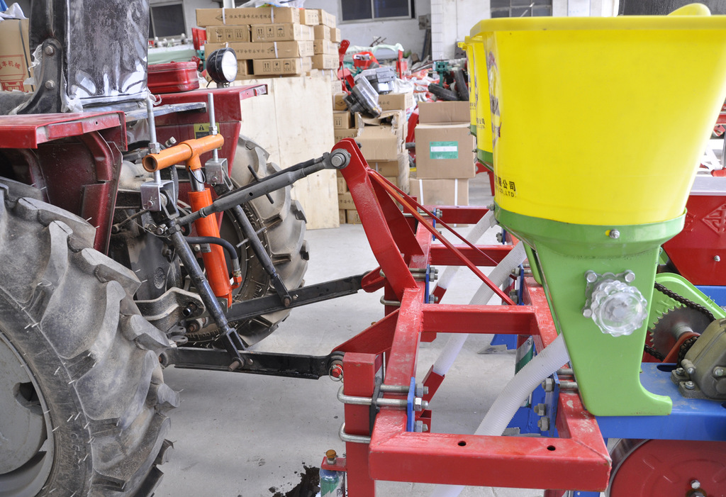 新型农用拖拉机液压升降器