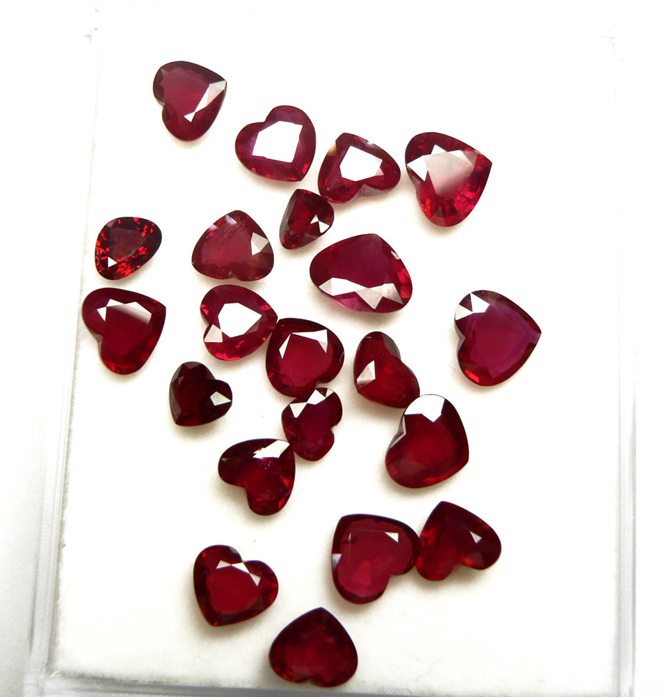 天然优质红宝石4*6,干净通透,颜色似鸽血红