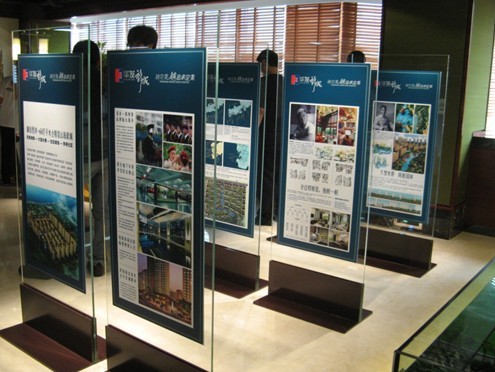 万地国际影城订制的倒t型不锈钢海报牌 烤亮银色底漆