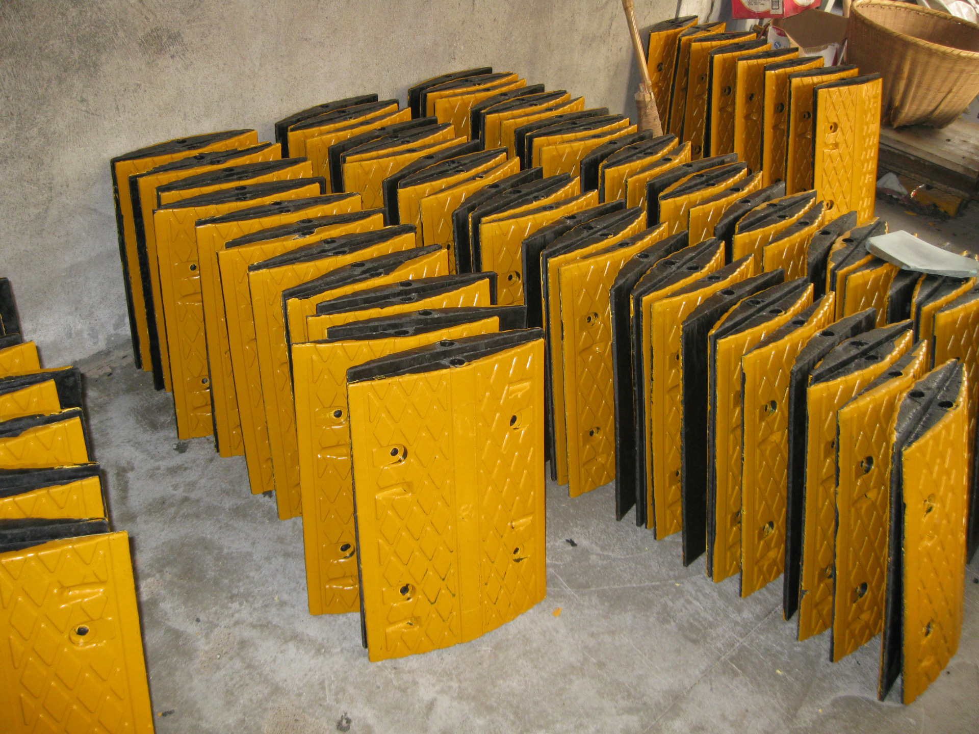 重型高强度减速带 质量过硬35cm宽 常规样式减速带 厂家生产直销