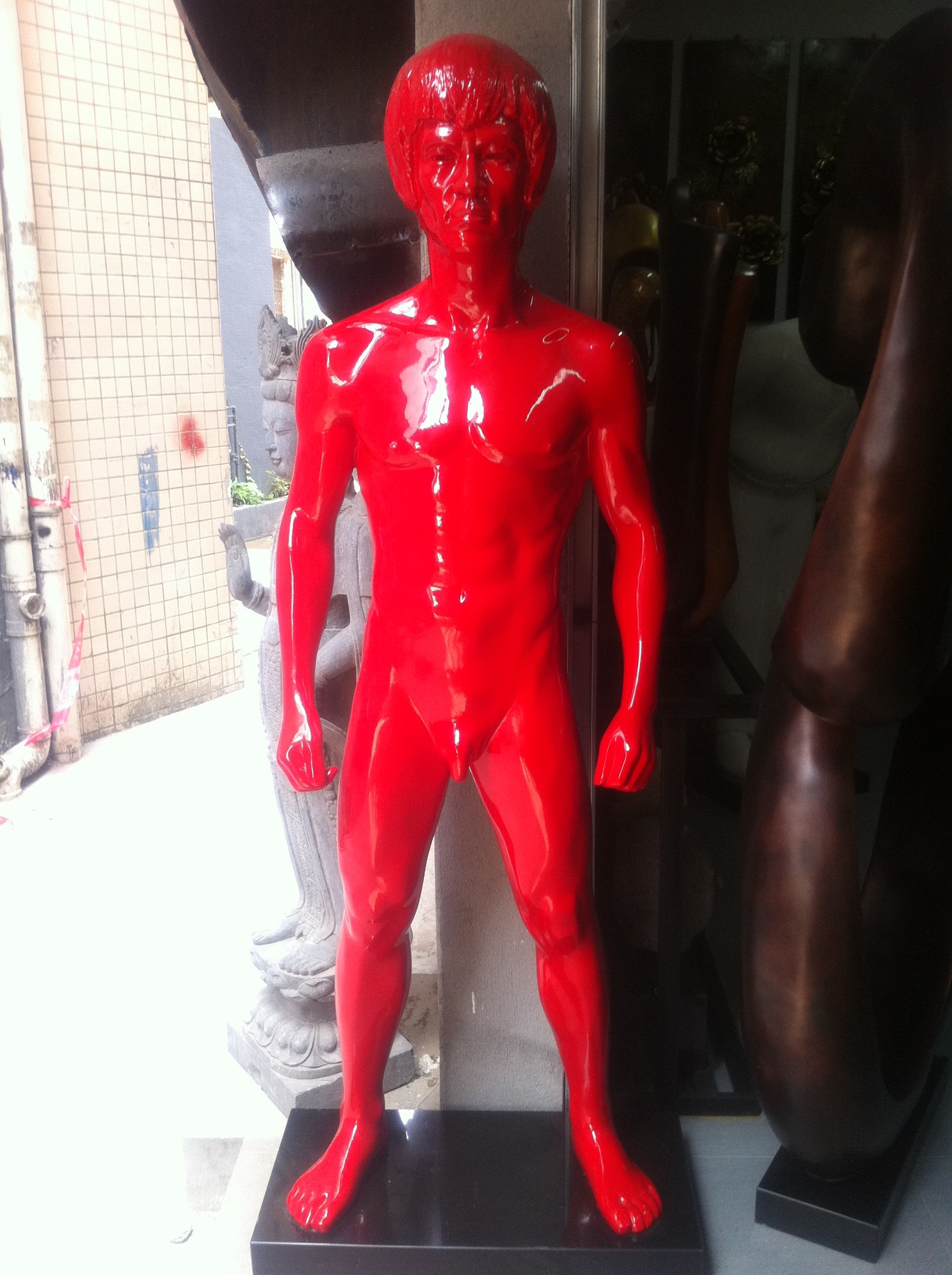 厂家供应玻璃钢雕塑,玻璃钢人物,人物雕塑 迎宾人 红色弯腰雕塑