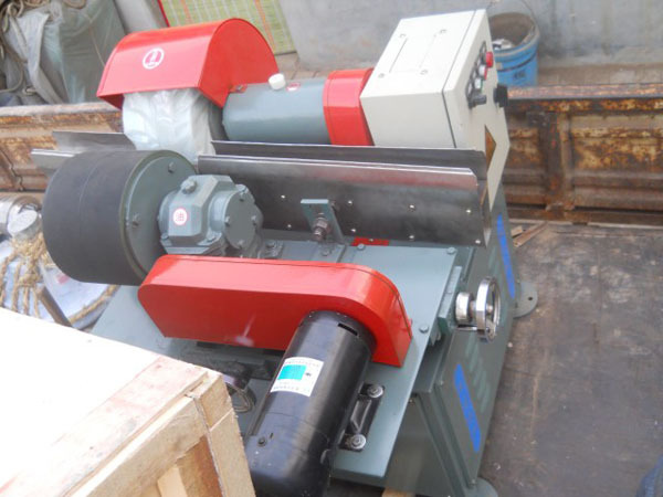 我公司xz-2型卧式抛光机采用纱布千叶轮为工具,以无心磨原理对圆管