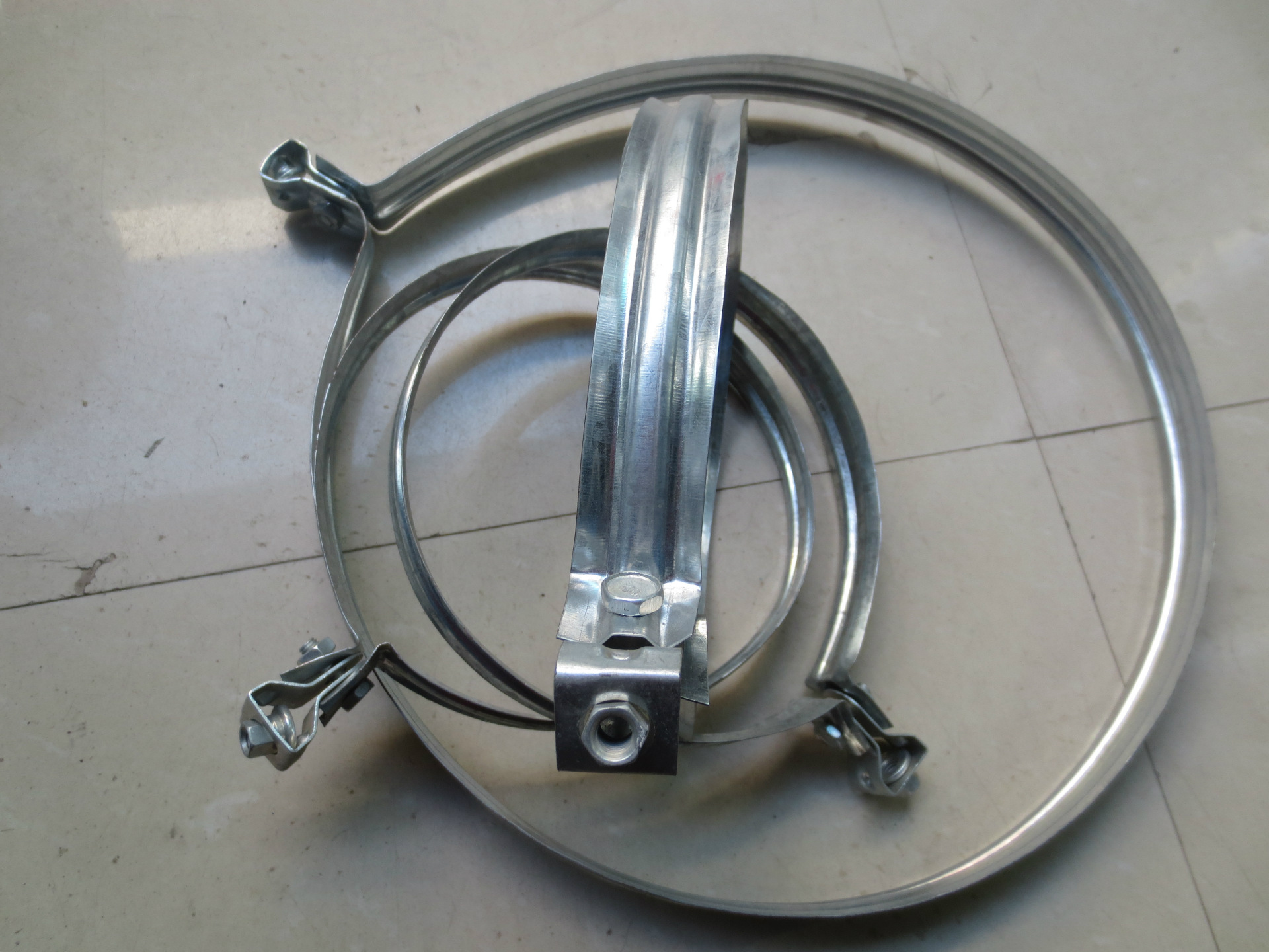 订做:螺旋风管抱箍圆形管吊箍通风管卡管圆管夹镀锌吊卡批发