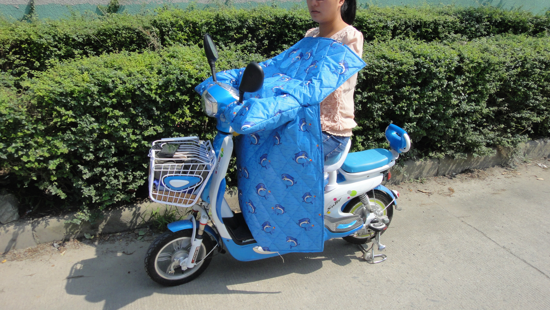 電動車擋風被 連體式連手套披風被 防水防雨保溫輕便保暖擋風被圖片