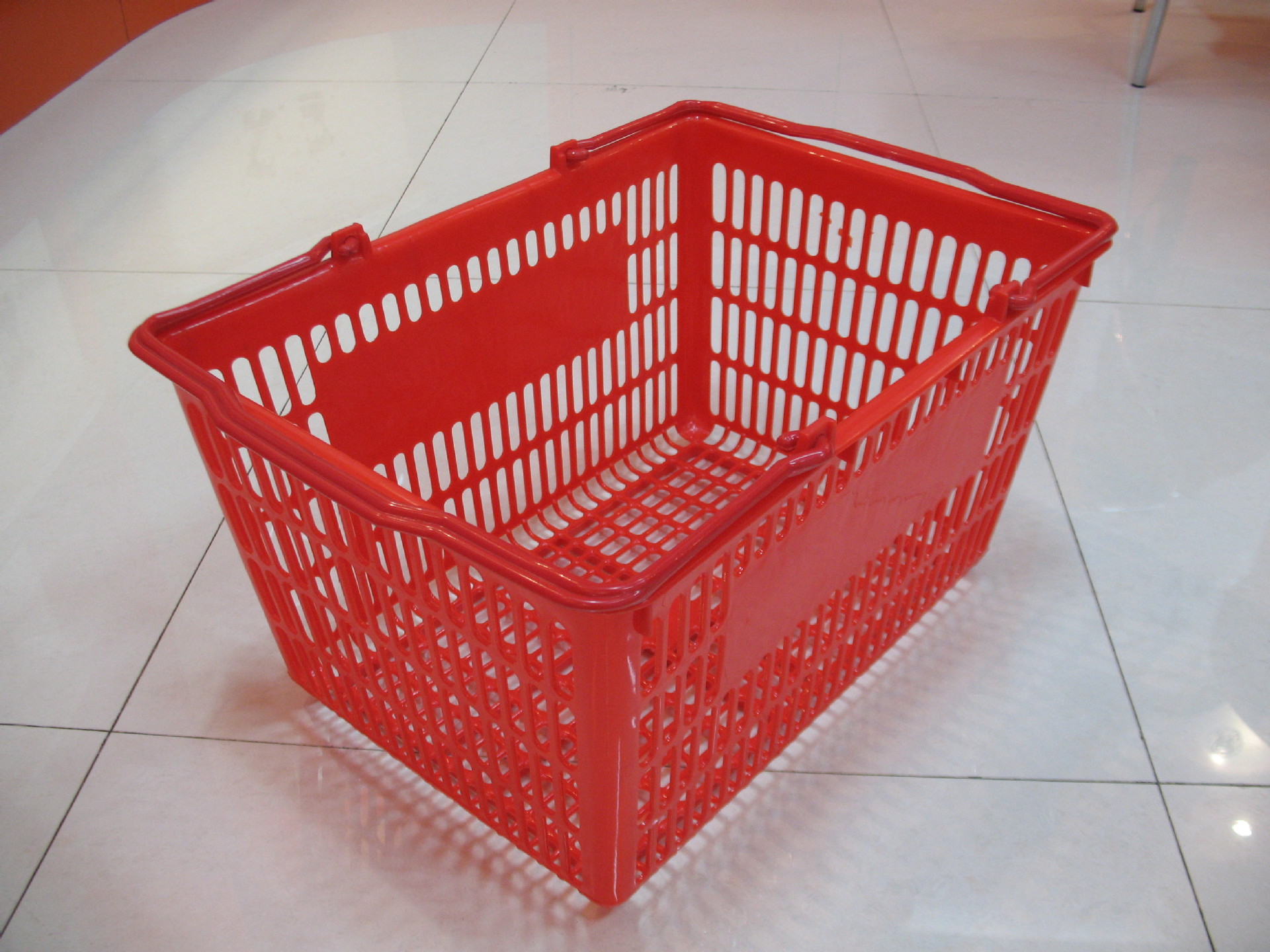 商用购物篮 红色塑料手提篮 平底网眼超市购物篮 塑料篮子批发