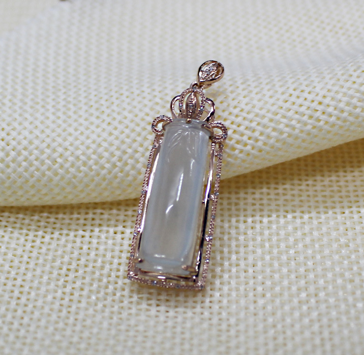 p004 缅甸天然翡翠长形吊坠镶嵌18k红金镶南非靓钻(配金链子)