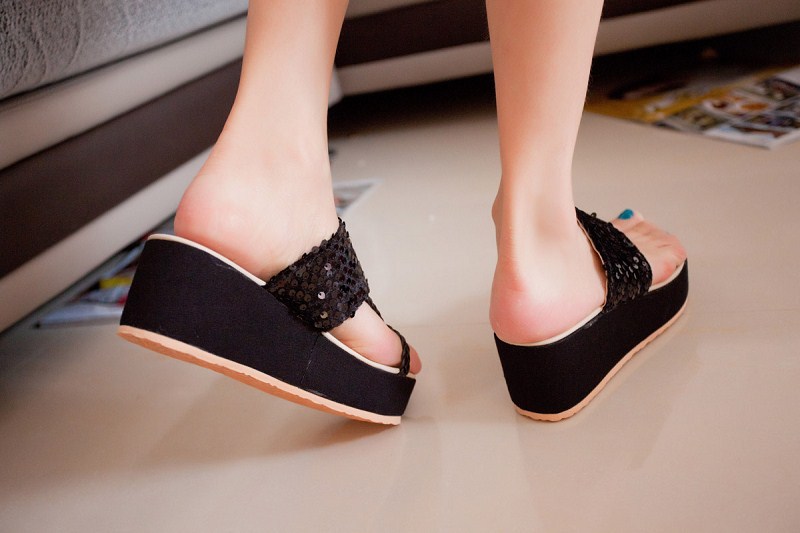 2014春夏新爆款 亮片增高防水 韩版明星女凉鞋 休闲时尚夹脚趾鞋