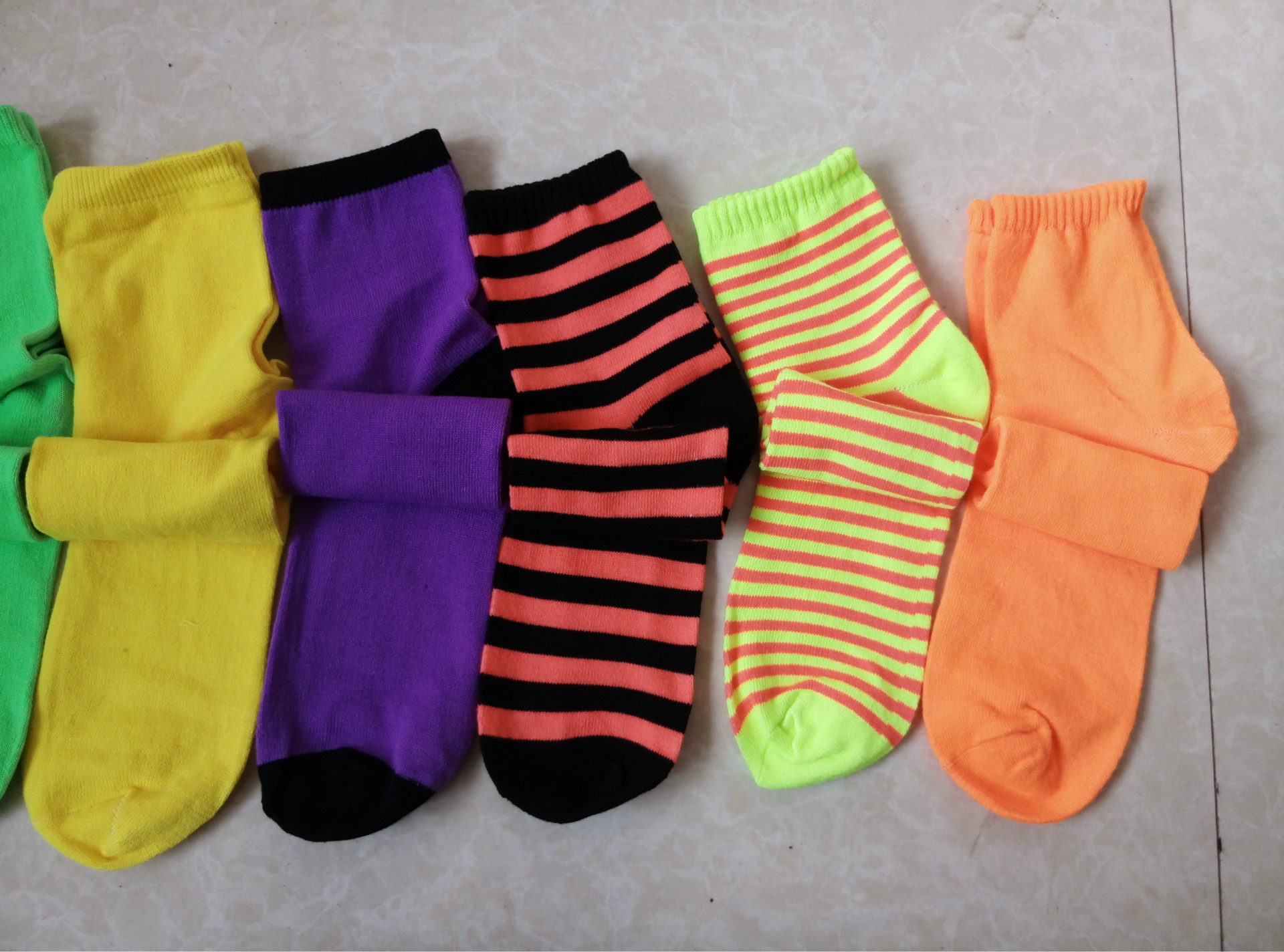 女士袜子_外贸女士彩色袜子 中厚女袜 中筒彩色价格便宜 颜色鲜亮 - 