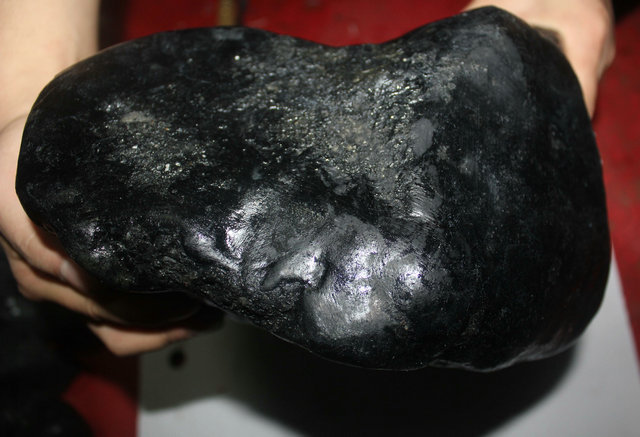 【多利多赌石】翡翠原石 黑乌纱翡翠原石重31.95kg