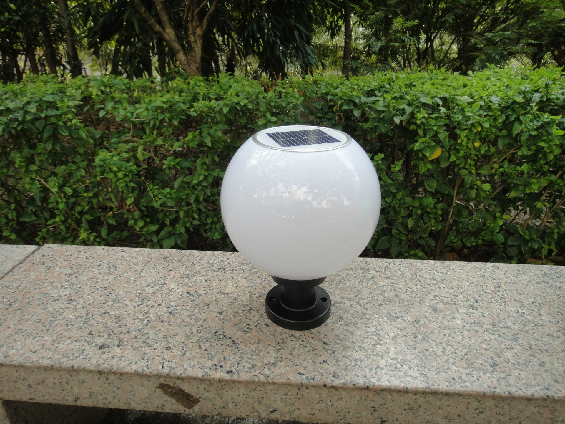 供应信息 太阳能灯 太阳能围墙灯,门前柱头灯,小区花园灯,太阳能圆球