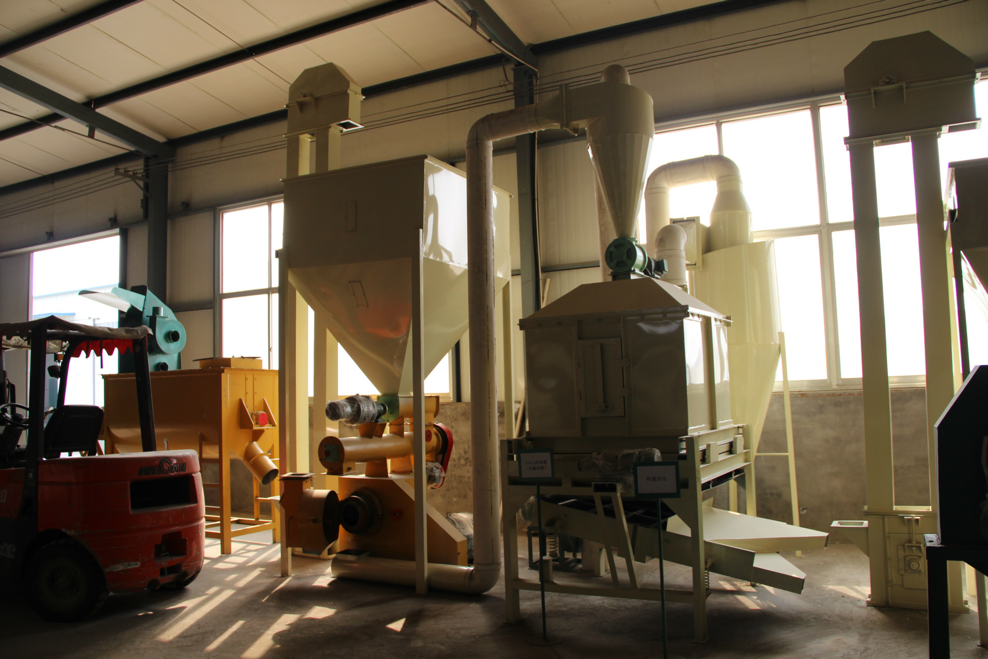 250型家兔饲料成套设备,饲料颗粒机组厂家山东双鹤机械