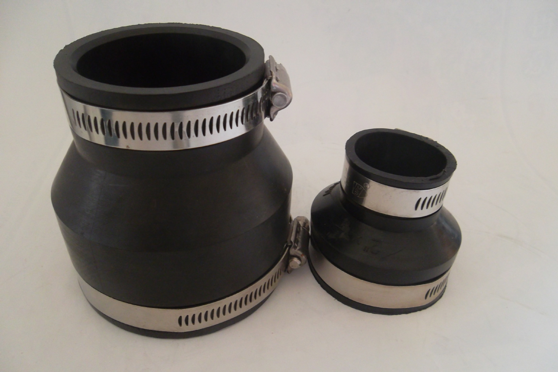 鑫源喉箍厂专业生产外变径式橡胶卡箍