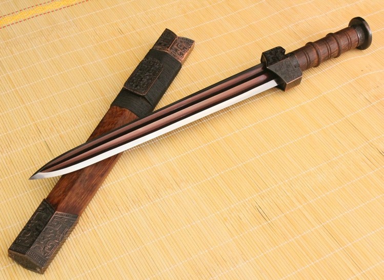 龙泉宝剑双槽发红小汉剑砍钢筋刀剑短款小剑花纹钢秦剑未开刃