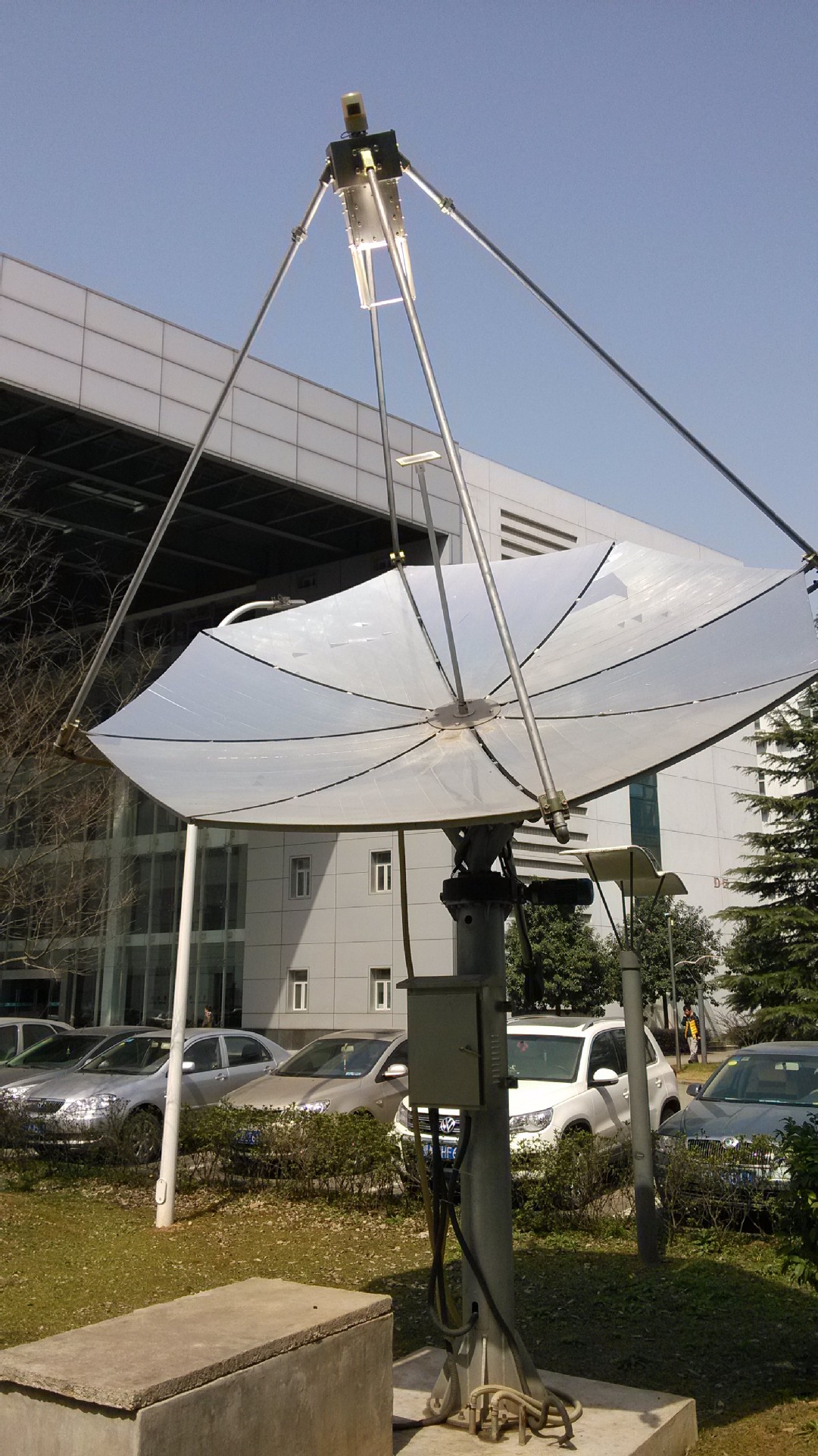 全球首台大面积碟形聚光分光型高效太阳能发电示范样机安装完