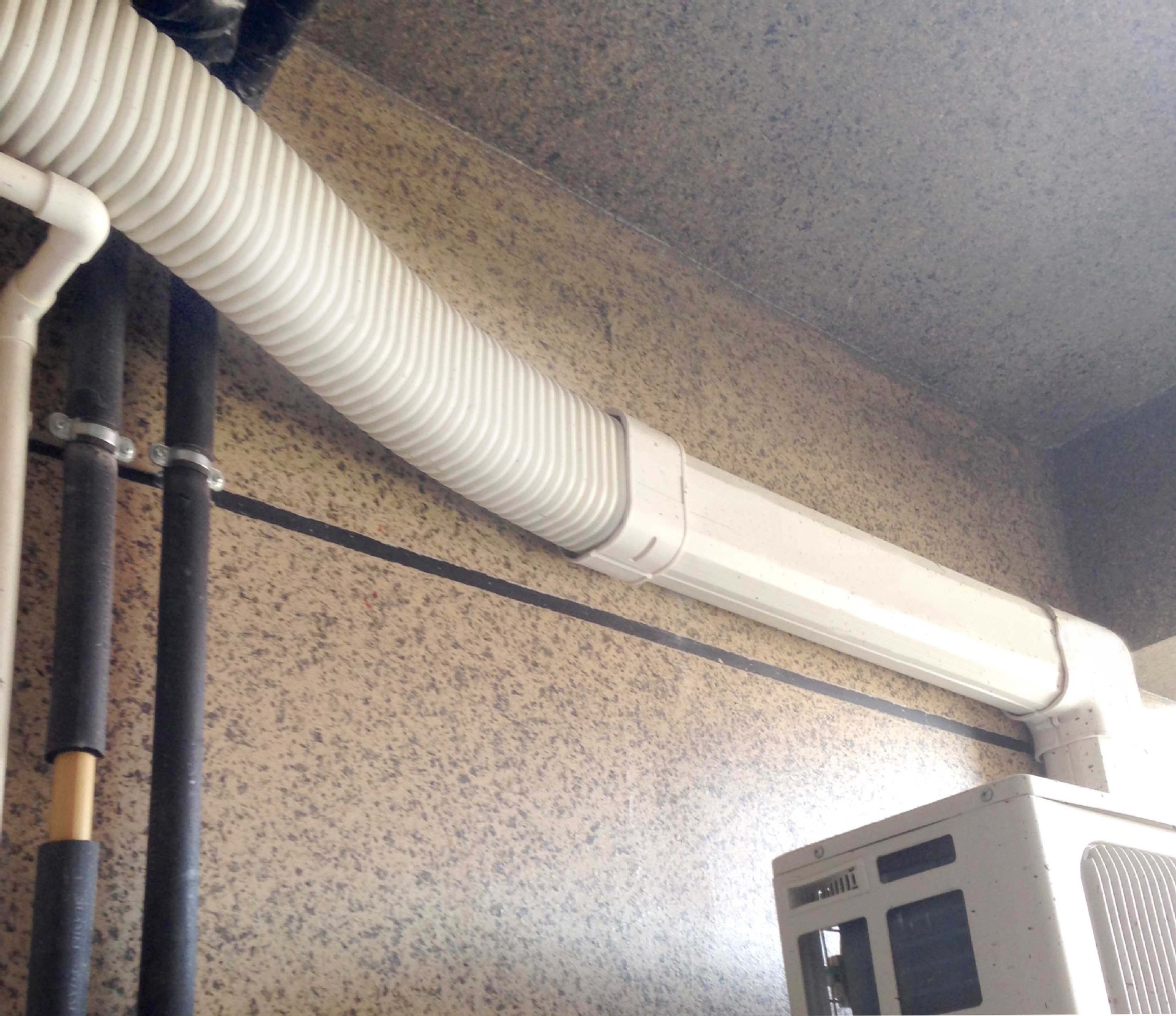 它的主要特点是: &nbsp; 良好的装饰效果 传统空调器冷媒管道随意悬挂